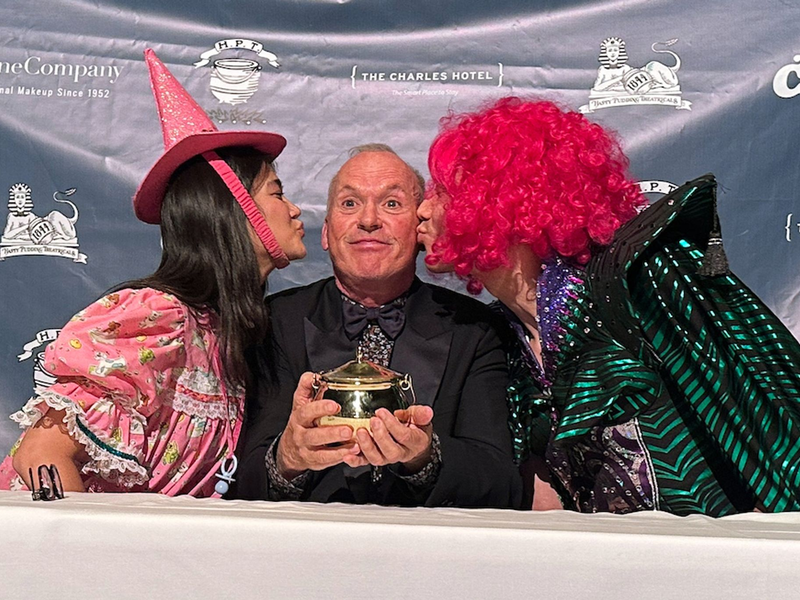 Keaton trat mit Batman-Kostüm auf die Bühne. - Foto: Michael Casey/AP/dpa