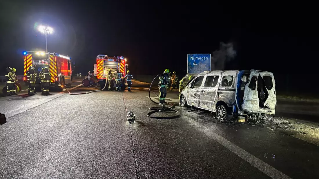 FW Alpen: Brennender Pkw auf der A57 - Bild: presseportal.de