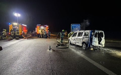 FW Alpen: Brennender Pkw auf der A57 - Foto: presseportal.de