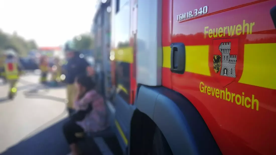 FW Grevenbroich: Fünf Verletzte bei Unfall in Grevenbroich - Ein Fahrer per Hubschrauber in Klinik geflogen - Bild: presseportal.de