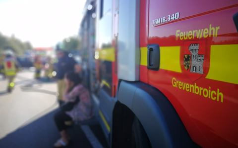 FW Grevenbroich: Fünf Verletzte bei Unfall in Grevenbroich - Ein Fahrer per Hubschrauber in Klinik geflogen - Foto: presseportal.de