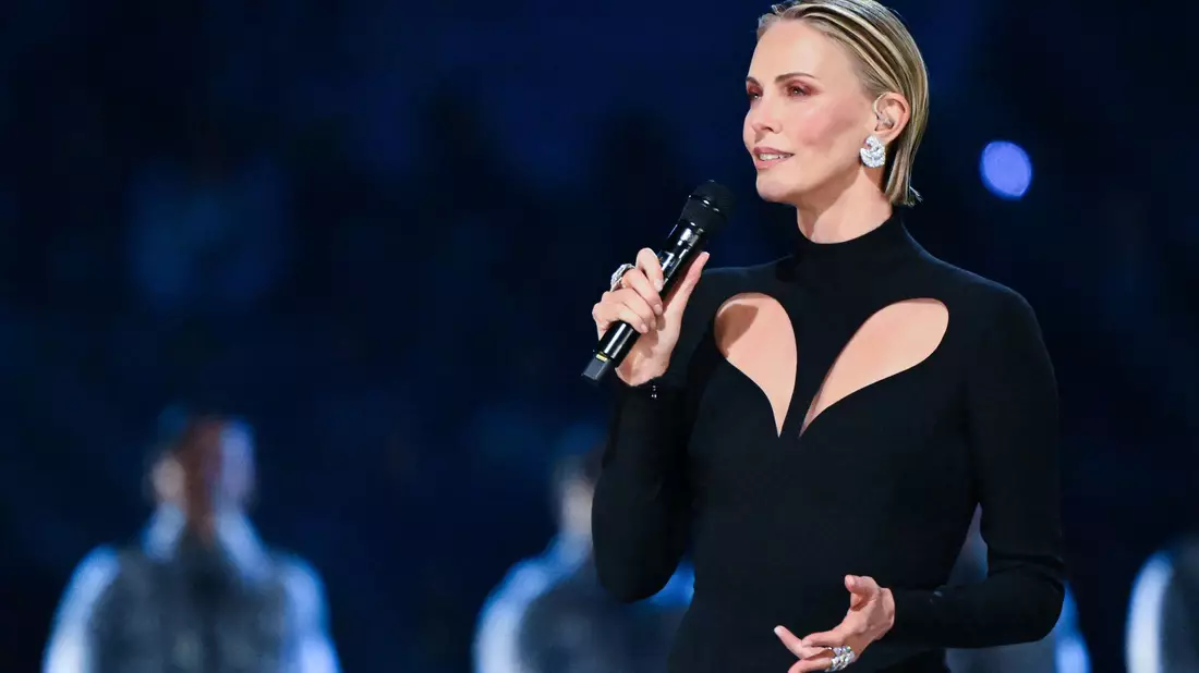 Schauspielerin Charlize Theron hielt eine Rede für den Frieden. - Bild: Peter Kneffel/dpa-POOL/dpa