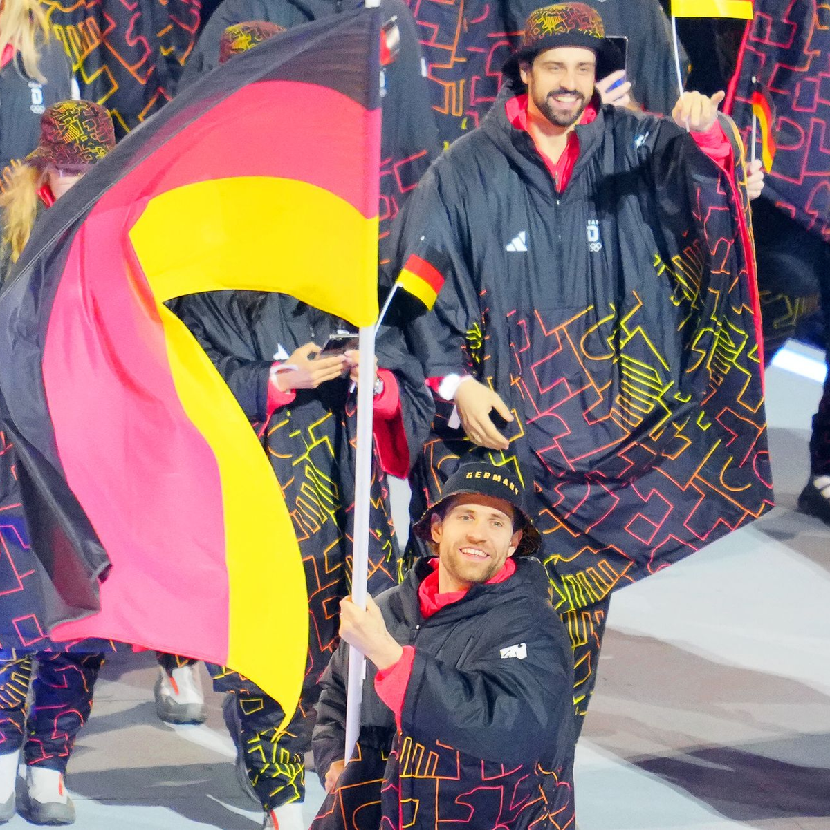 Als erster deutscher Eishockeyspieler überhaupt führte Leon Draisaitl das deutsche Olympia-Team bei einer Eröffnungsfeier als Fahnenträger an.  - Foto: Michael Kappeler/dpa