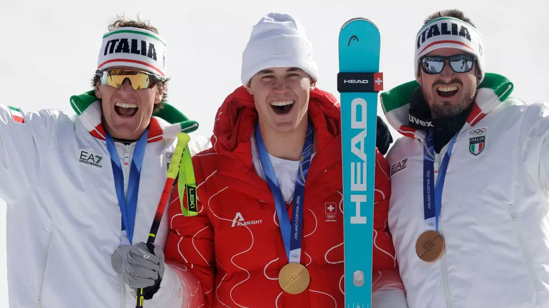 Olympiasieger Franjo von Allmen wird flankiert von Silber-Gewinner Giovanni Franzoni (links) und dem Drittplatzierten Dominik Paris. - Bild: Oliver Weiken/dpa