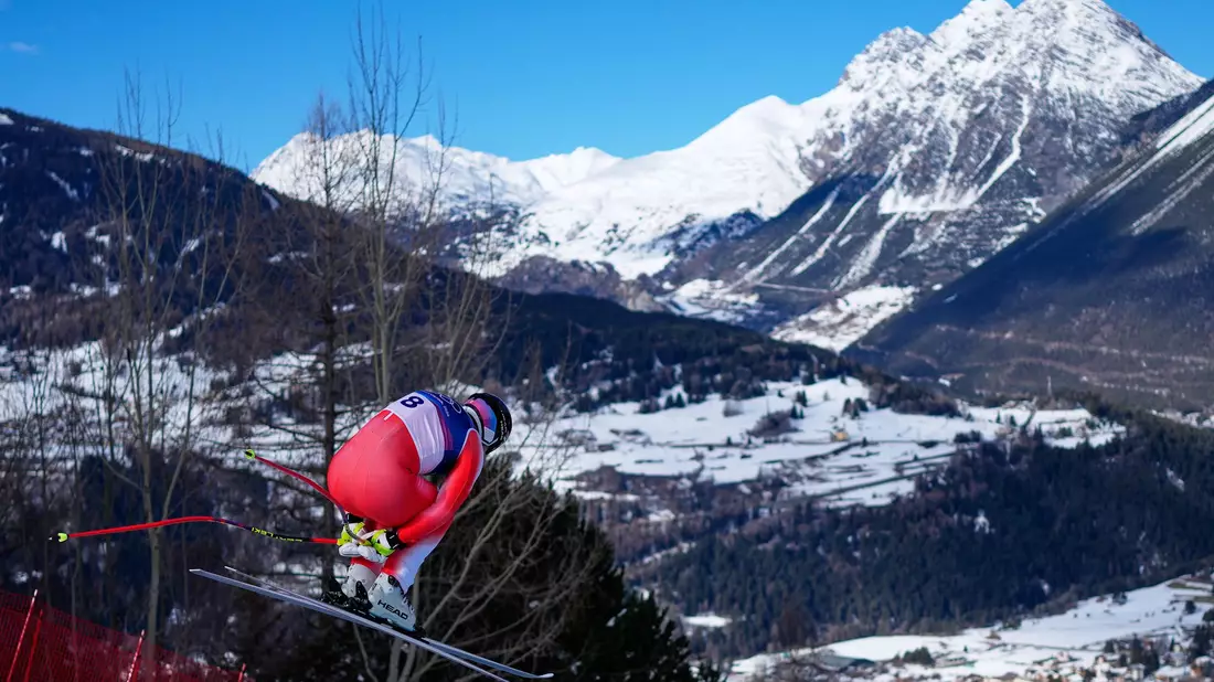 Franjo von Allmen zeigt auf der schwierigen Stelvio-Piste eine bärenstarke Fahrt. - Bild: Julia Demaree Nikhinson/AP/dpa