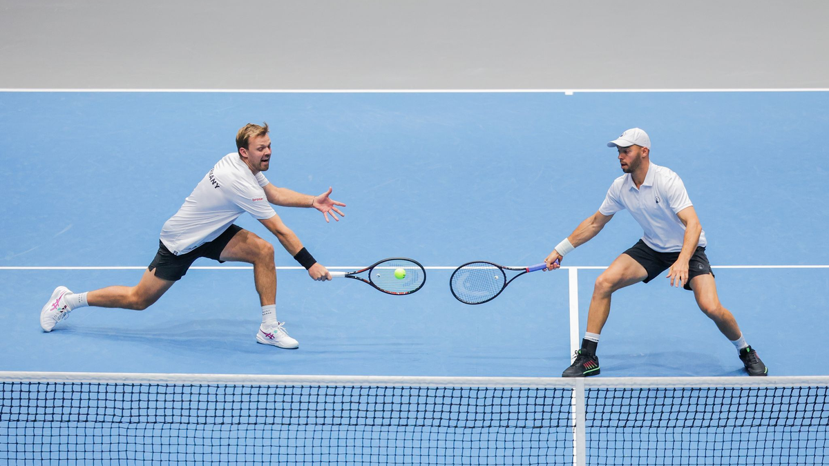 Kevin Krawietz (l) und Tim Pütz (r) sicherten vorzeitig den deutschen Sieg gegen Peru. - Foto: Rolf Vennenbernd/dpa