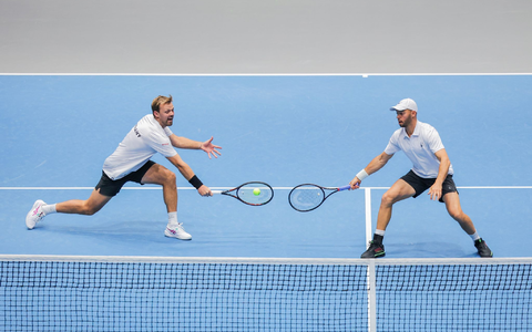 Kevin Krawietz (l) und Tim Pütz (r) sicherten vorzeitig den deutschen Sieg gegen Peru. - Foto: Rolf Vennenbernd/dpa