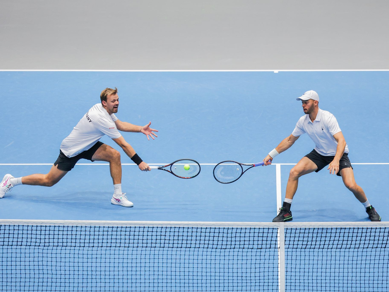 Kevin Krawietz (l) und Tim Pütz (r) sicherten vorzeitig den deutschen Sieg gegen Peru. - Foto: Rolf Vennenbernd/dpa
