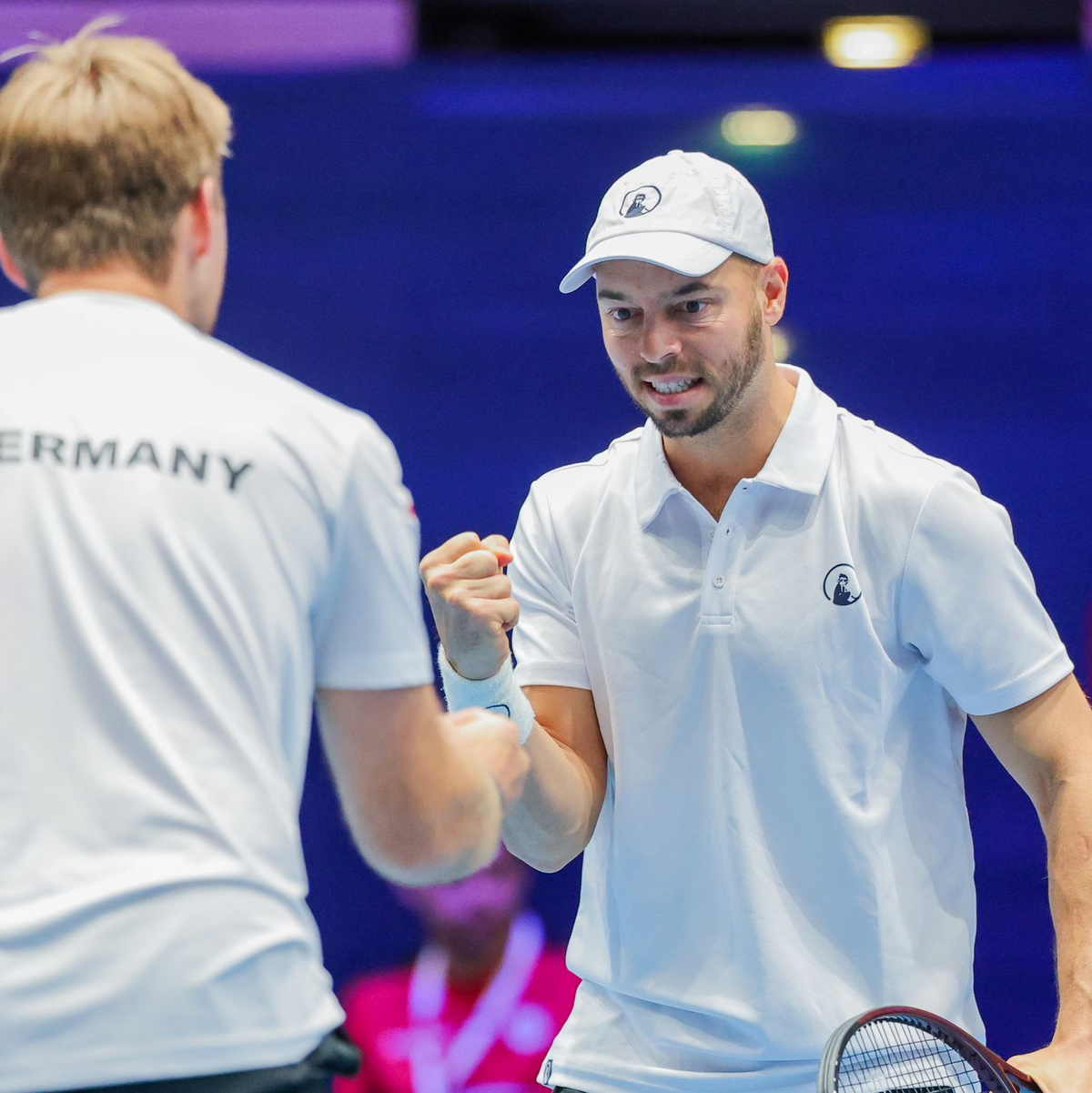 Machten es im Doppel nach furiosem Start spannend: Kevin Krawietz (l) und Tim Pütz (r). - Foto: Rolf Vennenbernd/dpa