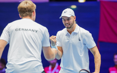 Machten es im Doppel nach furiosem Start spannend: Kevin Krawietz (l) und Tim Pütz (r). - Foto: Rolf Vennenbernd/dpa