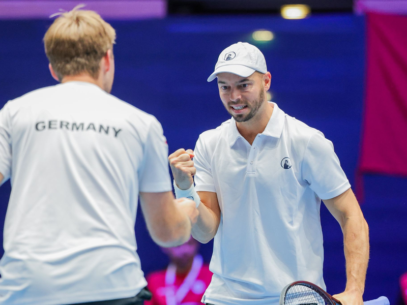 Machten es im Doppel nach furiosem Start spannend: Kevin Krawietz (l) und Tim Pütz (r). - Foto: Rolf Vennenbernd/dpa