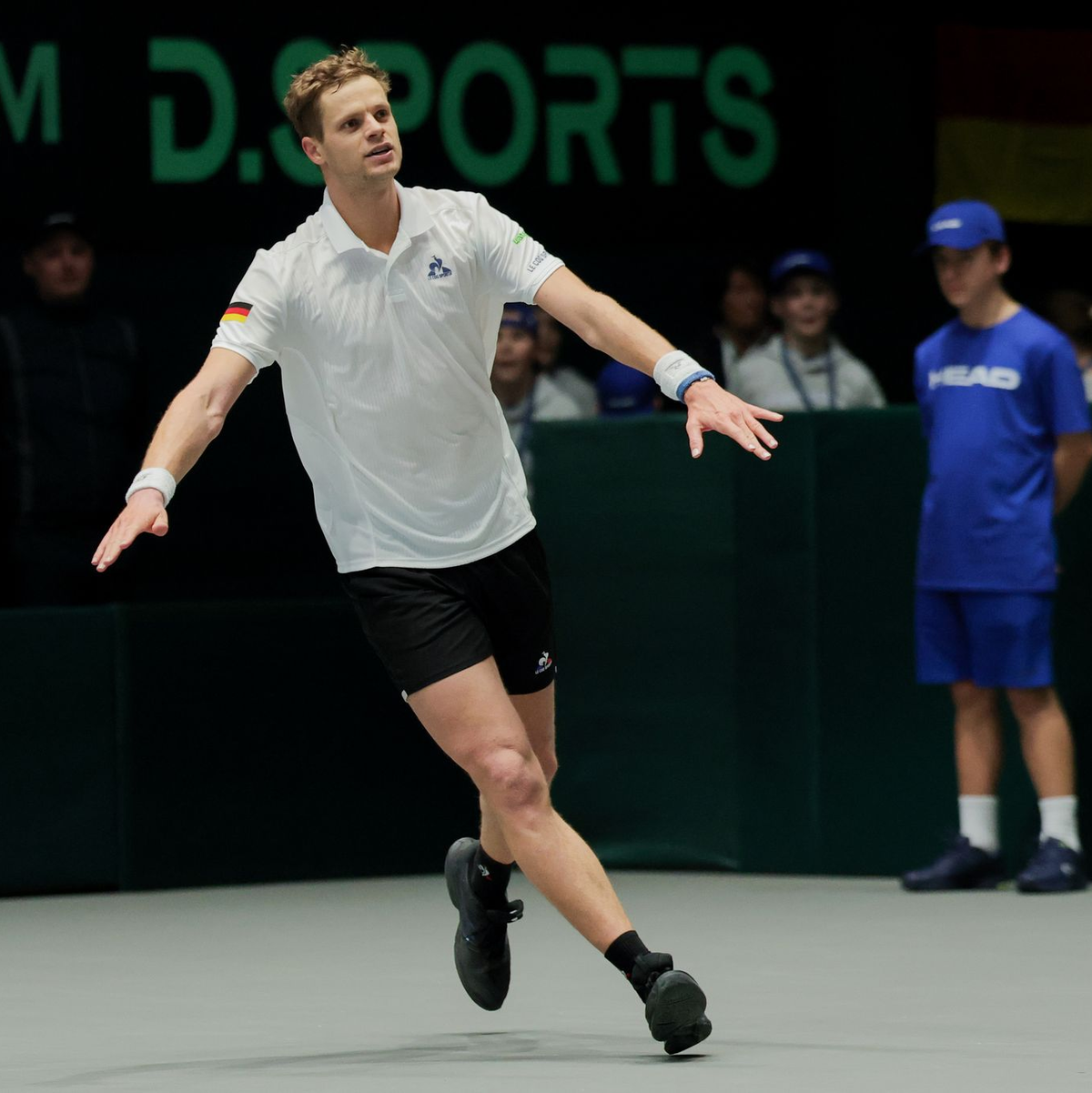 Yannick Hanfmann ließ sich nach seinem Einzelsieg am Freitag feiern. - Foto: Rolf Vennenbernd/dpa