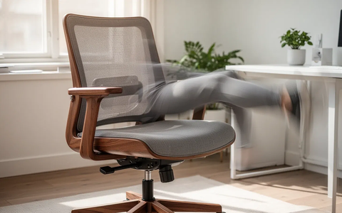 Sitzender Scheibenwischer: Einfache Übung mobilisiert die Hüfte - Foto: über boerse-global.de