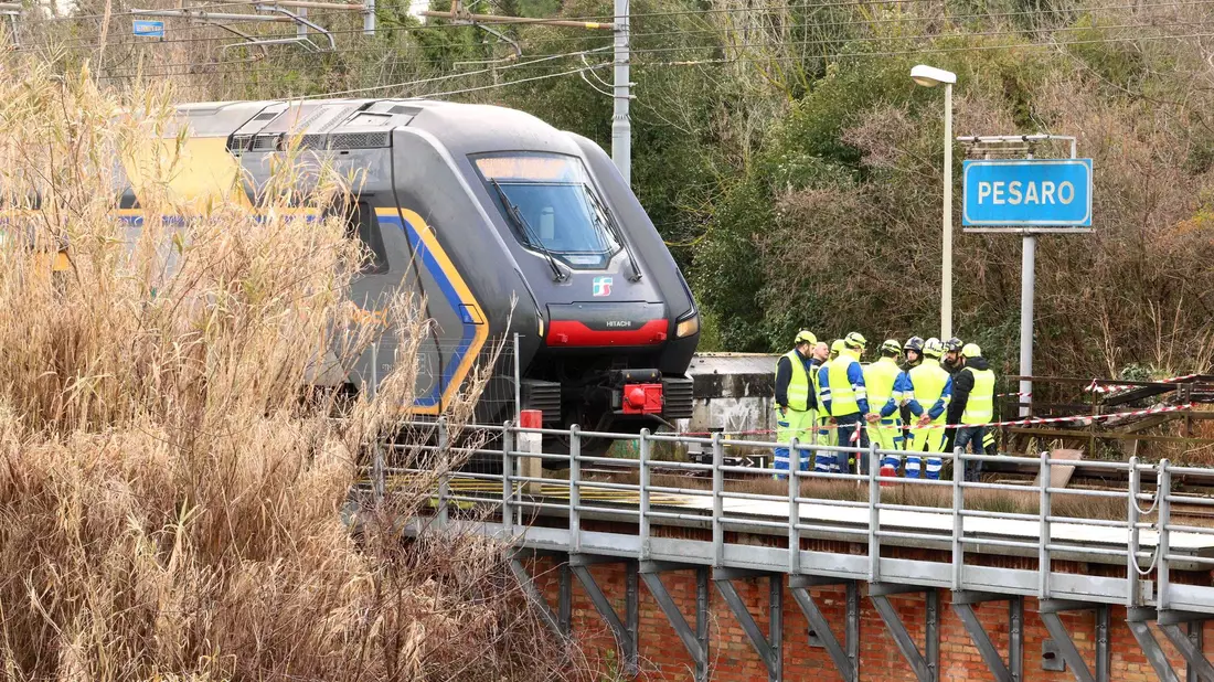 In der Nähe des Bahnhofs von Pesaro geriet eine Stromkabine in Brand. - Bild: Davide Gennari/LaPresse via ZUMA Press/dpa