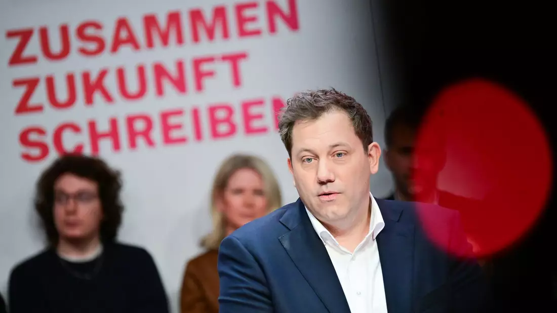 SPD-Chef Klingbeil sagt, das liberale Zeitalter gehe zu Ende.  - Bild: Sebastian Christoph Gollnow/dpa