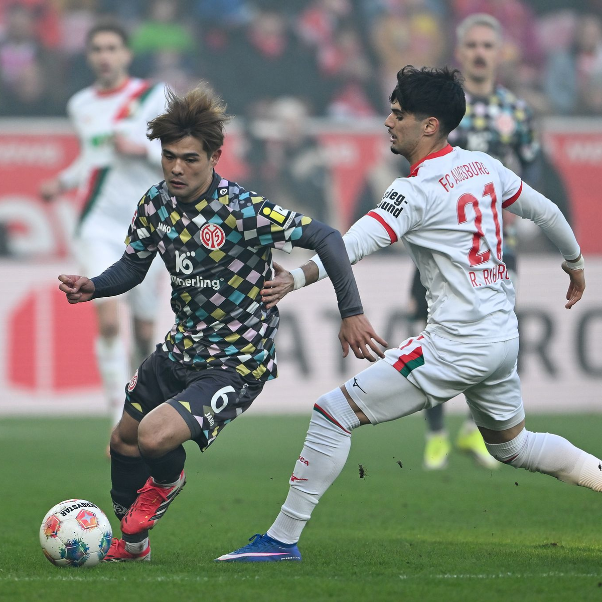 Mainz und Augsburg lieferten sich eine umkämpfte Partie. - Foto: Florian Wiegand/dpa