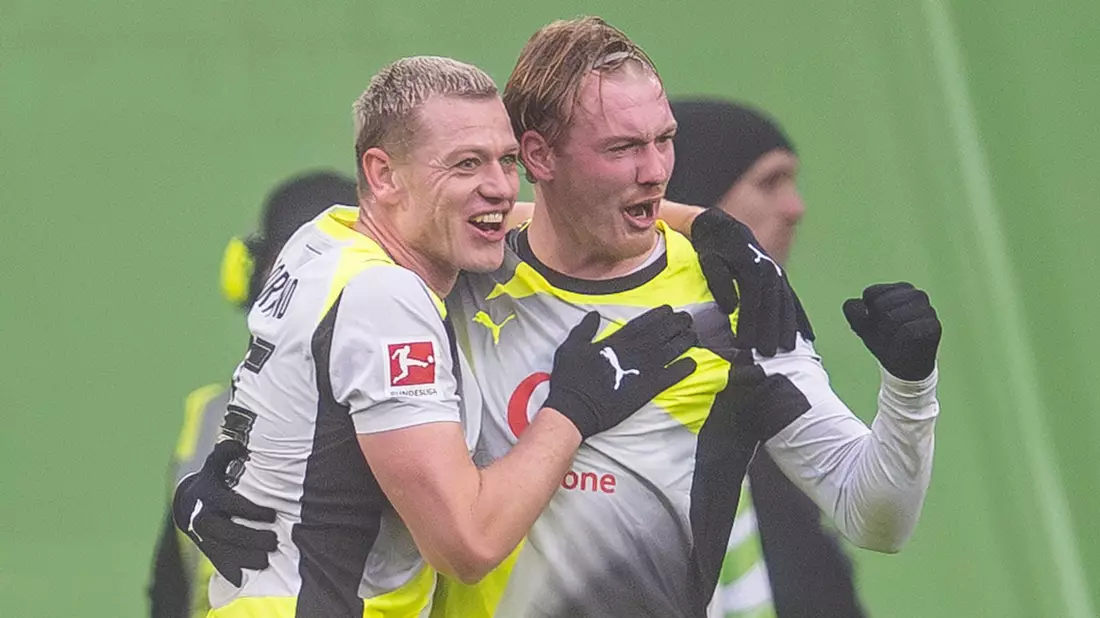 Julian Brandt (r) jubelt mit Julian Ryerson über seinen Treffer. - Bild: David Inderlied/dpa