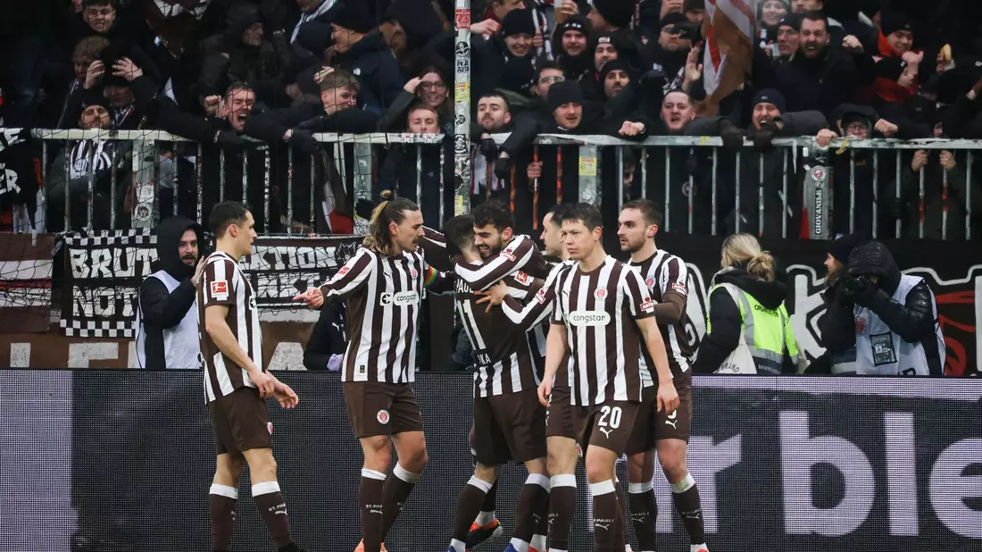 Erlösend: St. Paulis Spieler feiern das 2:0 gegen den VfB. - Bild: Christian Charisius/dpa
