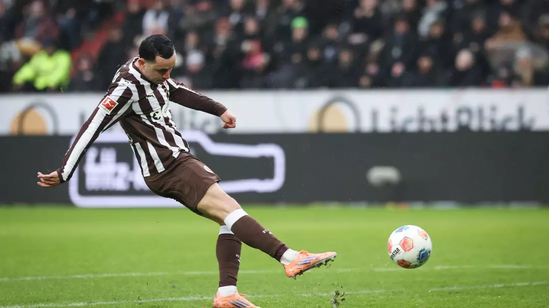 Manolis Saliakas vom FC St. Pauli trifft zum 1:0. - Bild: Christian Charisius/dpa