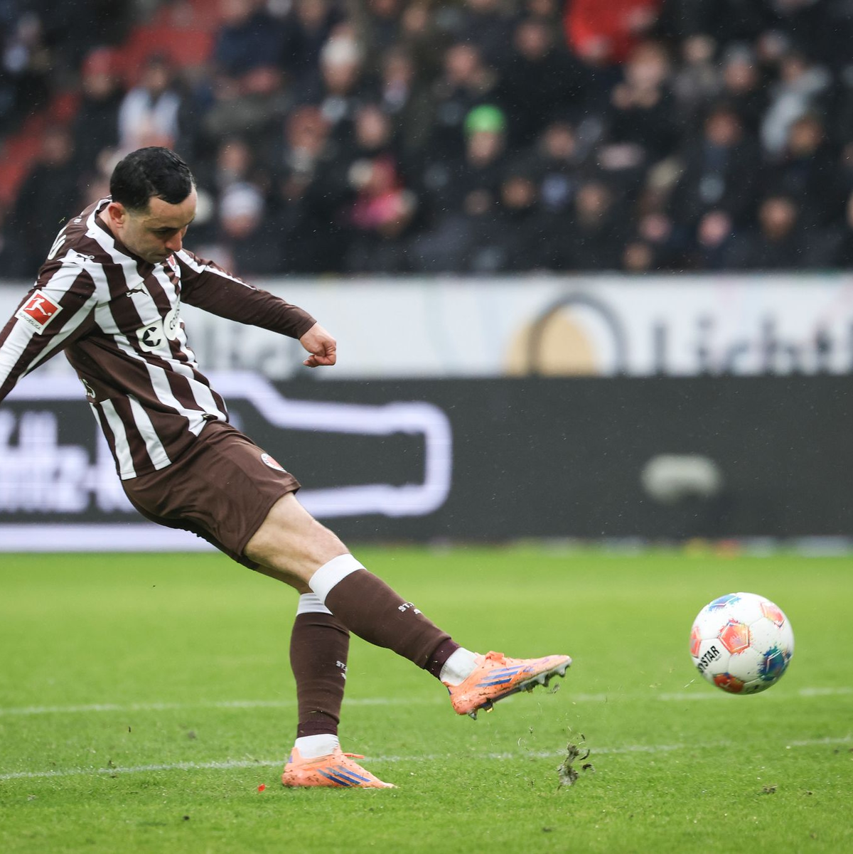 Manolis Saliakas vom FC St. Pauli trifft zum 1:0. - Foto: Christian Charisius/dpa