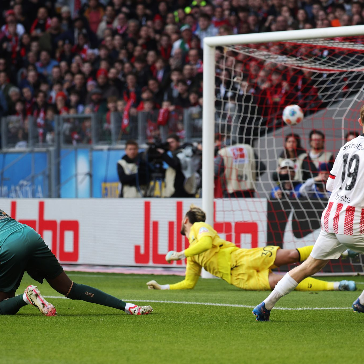 Rein ins Freiburger Glück: Niklas Beste trifft sehenswert zum 1:0. - Foto: Philipp von Ditfurth/dpa
