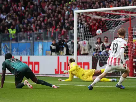 Rein ins Freiburger Glück: Niklas Beste trifft sehenswert zum 1:0. - Foto: Philipp von Ditfurth/dpa