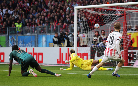 Rein ins Freiburger Glück: Niklas Beste trifft sehenswert zum 1:0. - Foto: Philipp von Ditfurth/dpa Rein ins Freiburger Glück: Niklas Beste trifft sehenswert zum 1:0. - Foto: Philipp von Ditfurth/dpa