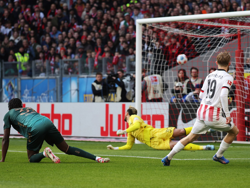 Rein ins Freiburger Glück: Niklas Beste trifft sehenswert zum 1:0. - Foto: Philipp von Ditfurth/dpa