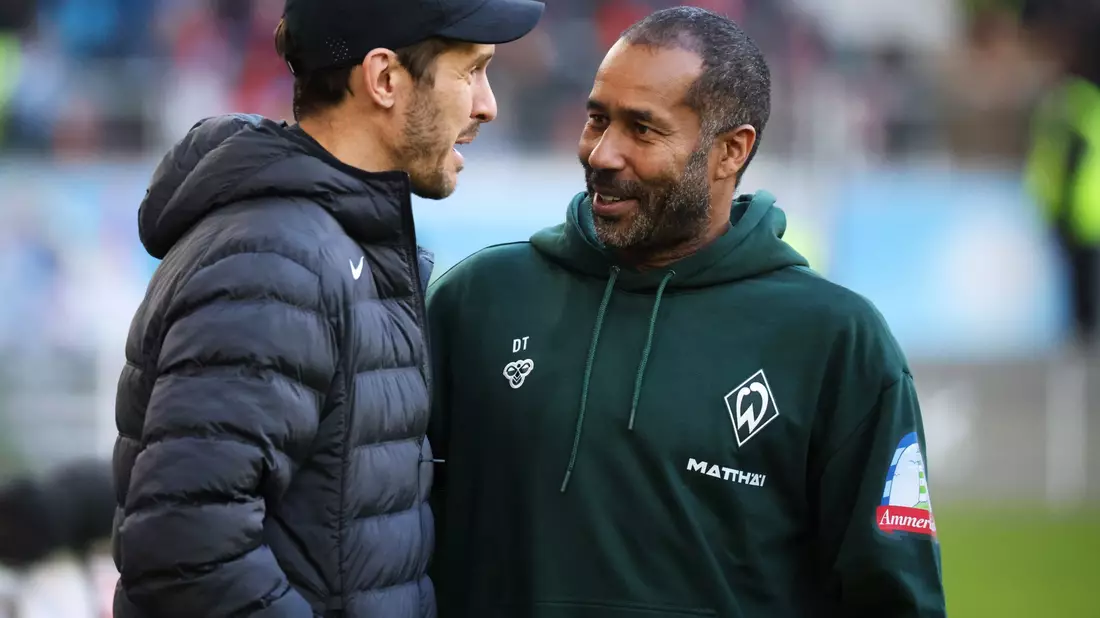 Lockerer Plausch vor dem Spiel: Werders Neu-Trainer Thioune (r) und sein Freiburger Kollege Schuster. - Bild: Philipp von Ditfurth/dpa