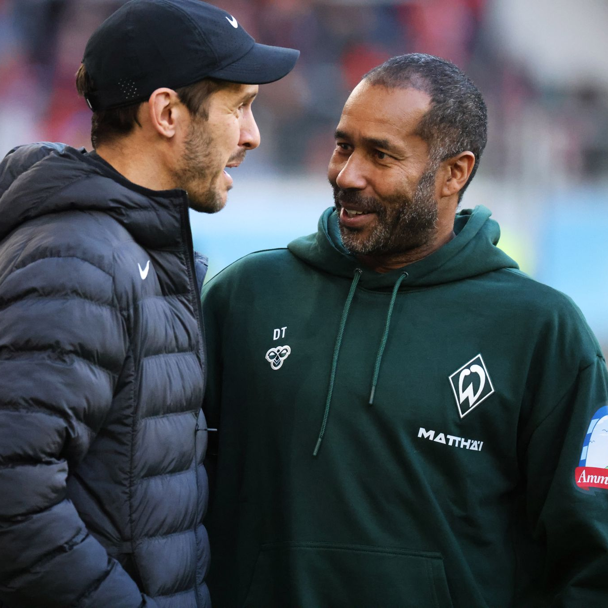 Lockerer Plausch vor dem Spiel: Werders Neu-Trainer Thioune (r) und sein Freiburger Kollege Schuster. - Foto: Philipp von Ditfurth/dpa