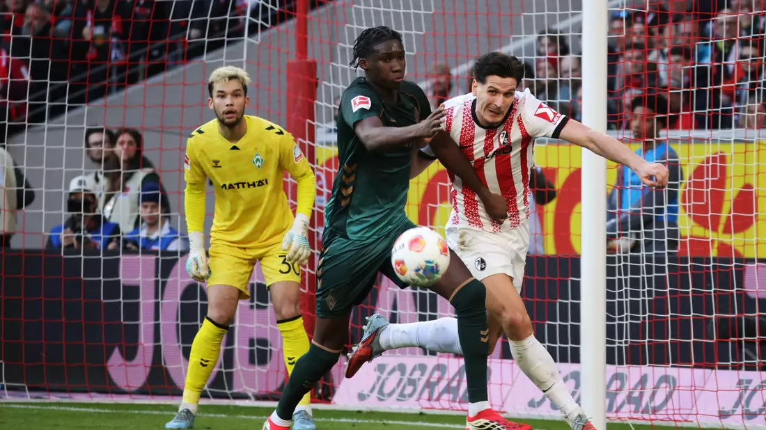Einer von vielen Zweikämpfen: Bremens Karim Coulibaly (l) im Duell mit dem Freiburger Igor Matanovic. - Bild: Philipp von Ditfurth/dpa