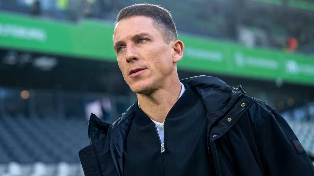 Für den VfL Wolfsburg und Trainer Daniel Bauer wird es eng im Abstiegskampf. - Bild: David Inderlied/dpa