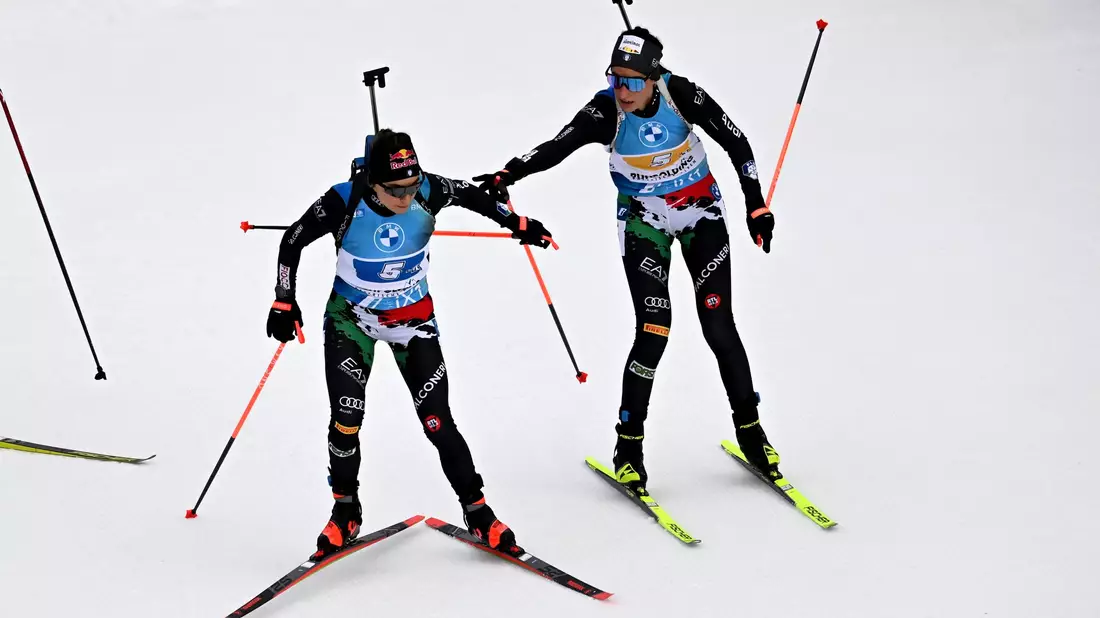 Die italienische Biathlon-Mannschaft glaubt an die Unschuld von Rebecca Passler (r). (Archivbild) - Bild: Sven Hoppe/dpa