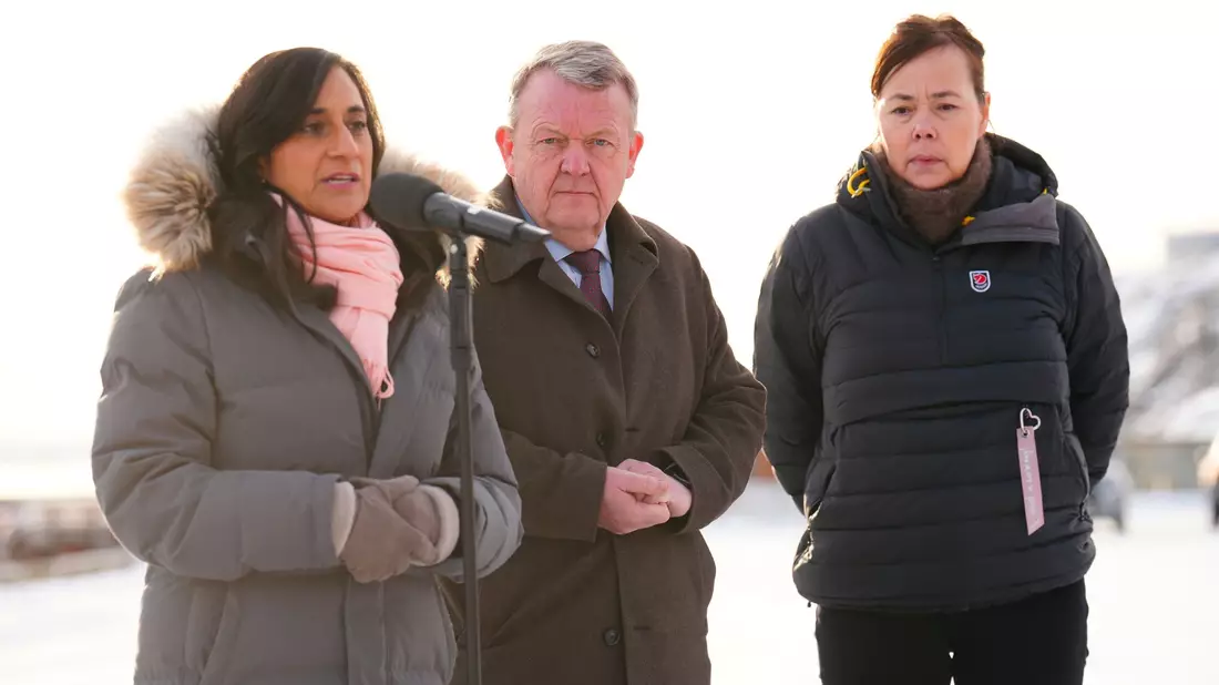 Dänemarks Außenminister Lars Løkke Rasmussen, hier mit seinen Amtskolleginnen aus Kanada (l) und Grönland (r), glaubt an eine Einigung mit den USA. - Bild: Ida Marie Odgaard/Ritzau Scanpix Foto/AP/dpa