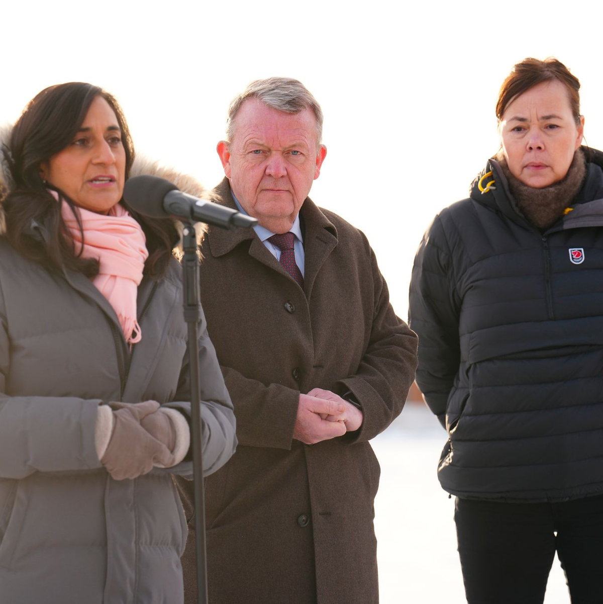 Dänemarks Außenminister Lars Løkke Rasmussen, hier mit seinen Amtskolleginnen aus Kanada (l) und Grönland (r), glaubt an eine Einigung mit den USA. - Foto: Ida Marie Odgaard/Ritzau Scanpix Foto/AP/dpa