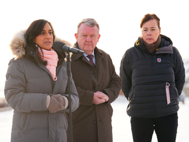 Dänemarks Außenminister Lars Løkke Rasmussen, hier mit seinen Amtskolleginnen aus Kanada (l) und Grönland (r), glaubt an eine Einigung mit den USA. - Foto: Ida Marie Odgaard/Ritzau Scanpix Foto/AP/dpa