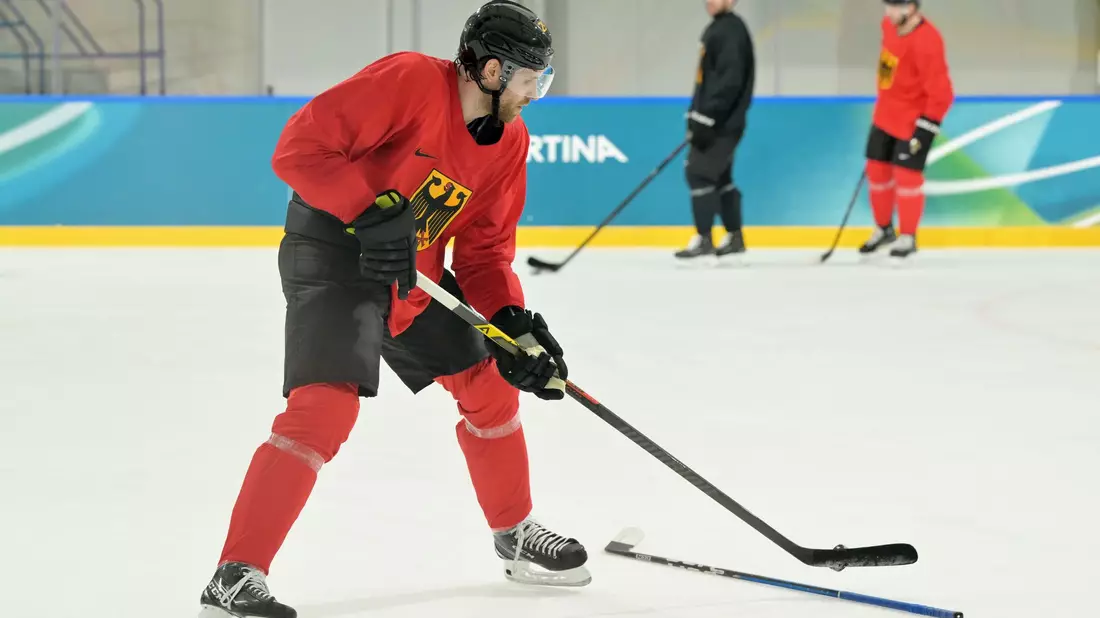 Beeindruckte im Training sogleich seine Mitspieler: Leo Draisaitl - Bild: Peter Kneffel/dpa