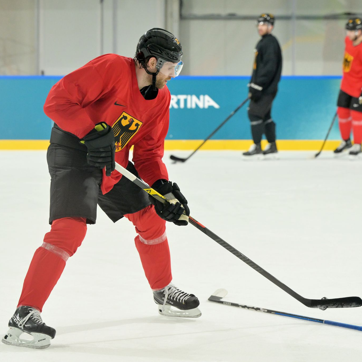 Beeindruckte im Training sogleich seine Mitspieler: Leo Draisaitl - Foto: Peter Kneffel/dpa