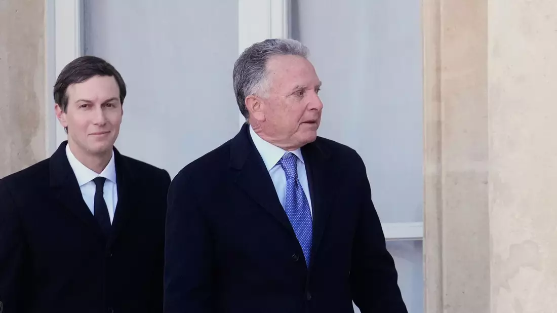 Gestern Gespräche mit dem Iran, heute Militärbesuch - Jared Kushner und Steve Witkoff sind zentrale Figuren in Trumps Nahost-Politik. (Archivbild) - Bild: Michel Euler/AP/dpa