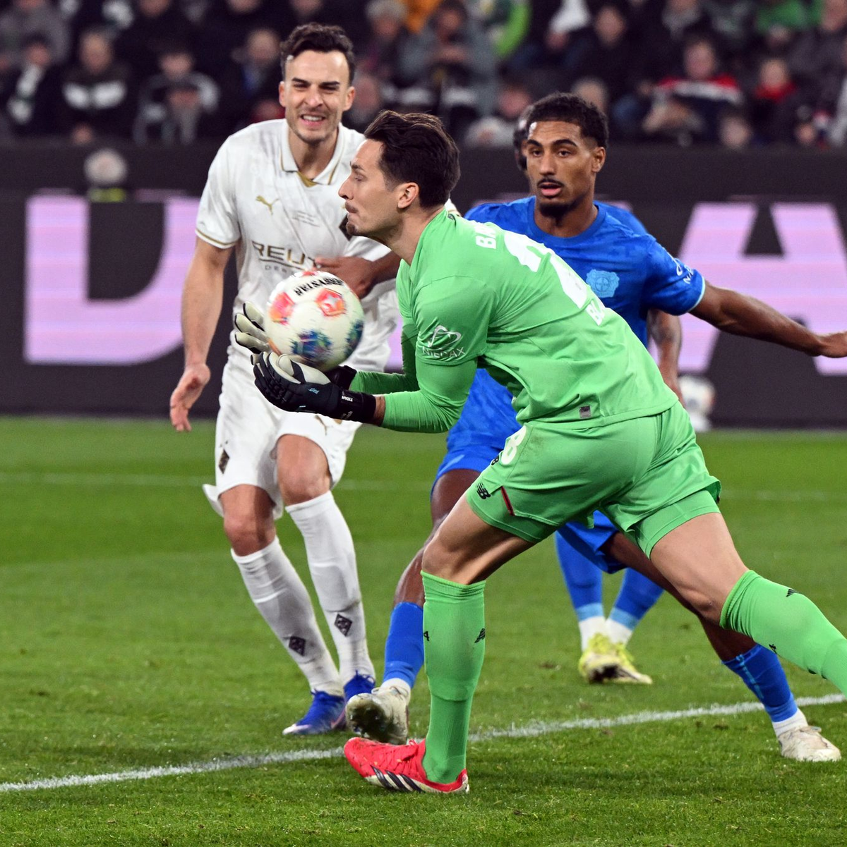 Haris Tabakovic scheiterte mit seinem Schuss zunächst an Keeper Janis Blaswich.  - Foto: Federico Gambarini/dpa