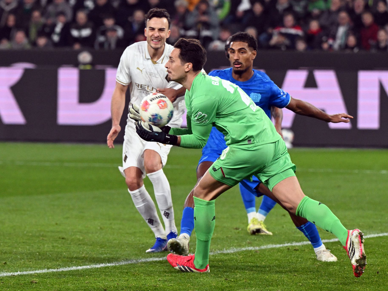 Haris Tabakovic scheiterte mit seinem Schuss zunächst an Keeper Janis Blaswich.  - Foto: Federico Gambarini/dpa