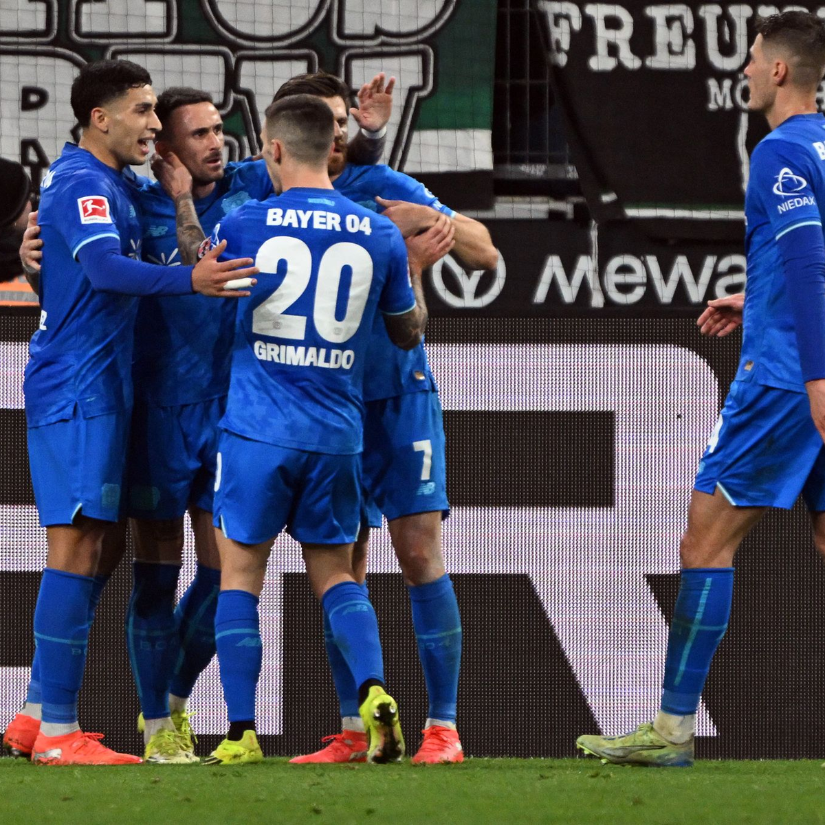 Leverkusen jubelt über den Ausgleich.  - Foto: Federico Gambarini/dpa