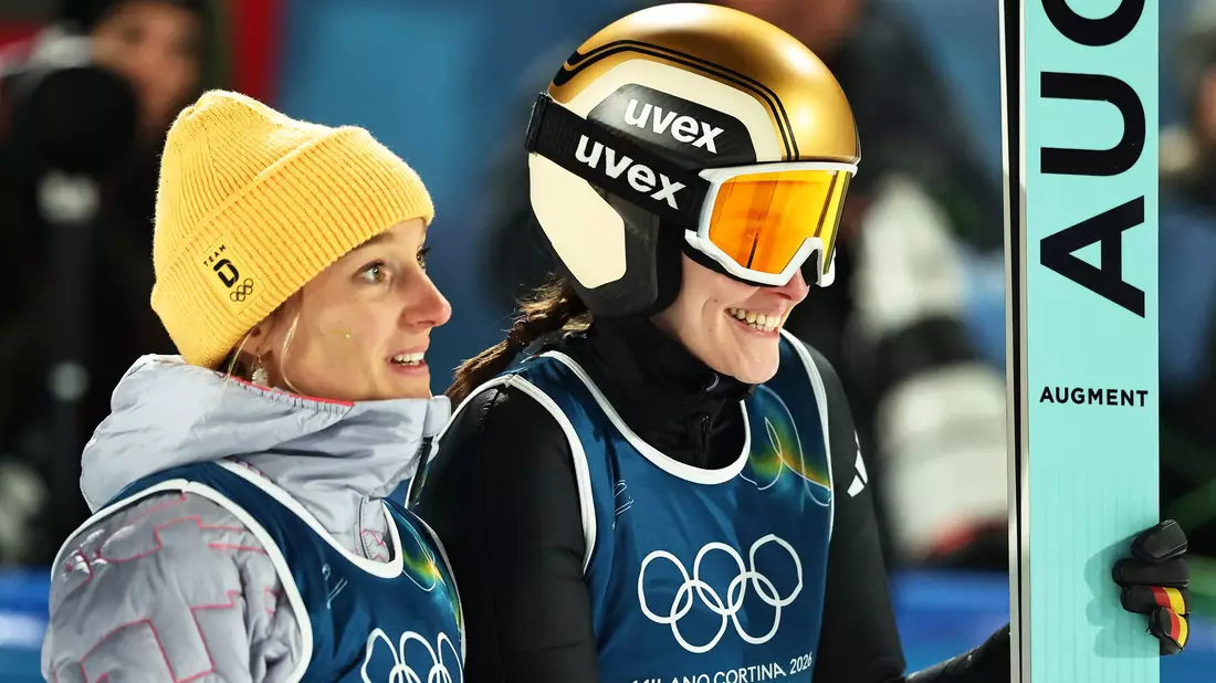 Selina Freitag (rechts) wurde als beste Deutsche Siebte, Fahnenträgerin Katharina Schmid landete auf Platz 16. - Bild: Daniel Karmann/dpa