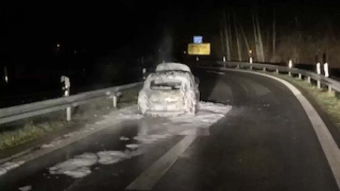 FW-GLA: PKW-Brand an der Autobahnabfahrt BAB 2 Gladbeck-Ellinghorst - PKW stand im Vollbrand - Bild: presseportal.de