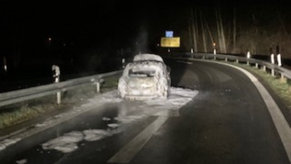 FW-GLA: PKW-Brand an der Autobahnabfahrt BAB 2 Gladbeck-Ellinghorst - PKW stand im Vollbrand - Foto: presseportal.de