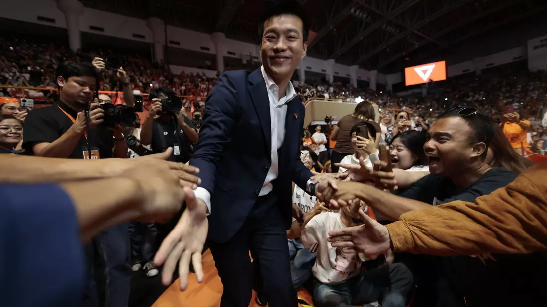 Die progressive People’s Party (PP) unter Natthaphong Ruengpanyawut führte zuletzt in Umfragen. - Bild: Wason Wanichakorn/AP/dpa