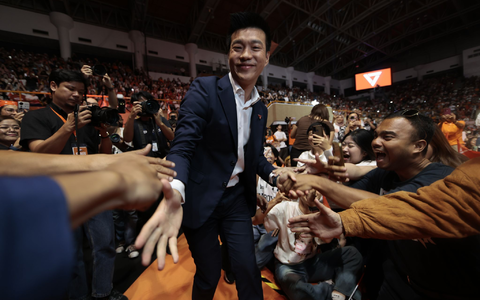 Die progressive People’s Party (PP) unter Natthaphong Ruengpanyawut führte zuletzt in Umfragen. - Foto: Wason Wanichakorn/AP/dpa