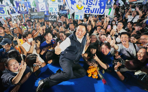 Ministerpräsident Anutin Charnvirakul kündigte die vorgezogene Neuwahl im Dezember an. (Archivbild) - Foto: Sakchai Lalit/AP/dpa