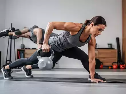 Plank Row: Die effiziente All-in-One-Übung für Rücken und Rumpf - Foto: über boerse-global.de