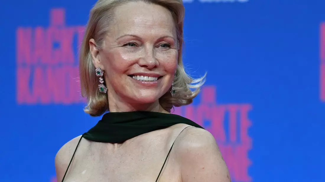 Schauspielerin Pamela Anderson hat sich ebenfalls für die Berlinale angekündigt. (Archivbild) - Bild: Jens Kalaene/dpa